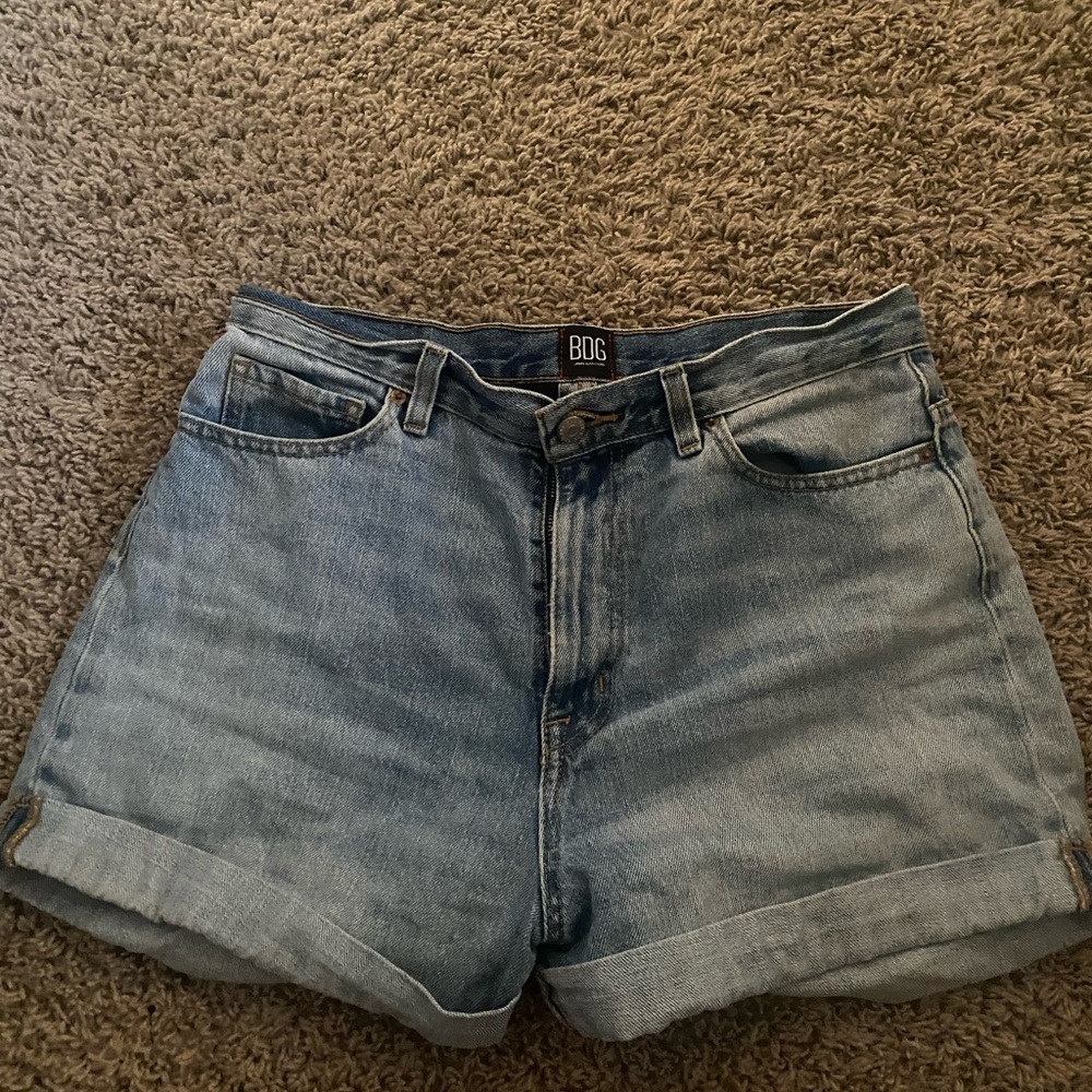 Urban Outfitters Mom denim shorts in size 30
